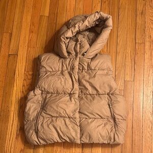 Alo Gold Rush Puffer Vest in Toasted Almond - Large